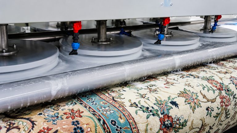 Mesin Cuci Karpet Automatik sedang membasuh karpet
