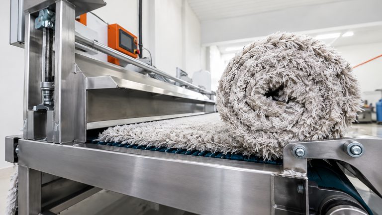 Proses vacuum dan packing karpet